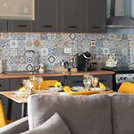 Skyline Retreat By Skanderbeg Appartement