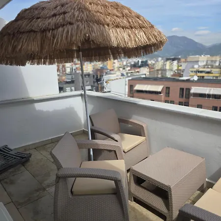 Skyline Retreat By Skanderbeg Apartament